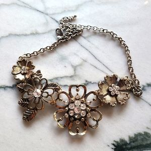Premier flower necklace